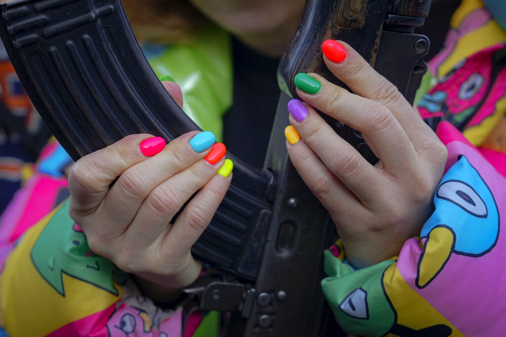 Uma jovem manuseia uma arma durante um combate para treinar civis, em Mariupol, regio de Donetsk, Ucrnia, no domingo, 13 de fevereiro de 2022.  Foto: AP Foto/Vadim Ghirda