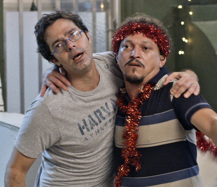 Rui e Oziel imploram para passar a noite de Natal na companhia de suas mulheres (Foto: TV Globo)