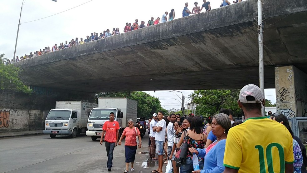 Fila na Central de Atendimento ao Eleitor da Capital chega a subir viaduto do Forte das Cinco Pontas, no Centro de Recife (Foto: Everaldo Silva/ TV Globo)