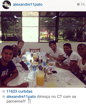 Pato publica foto de almoço com companheiros em rede social