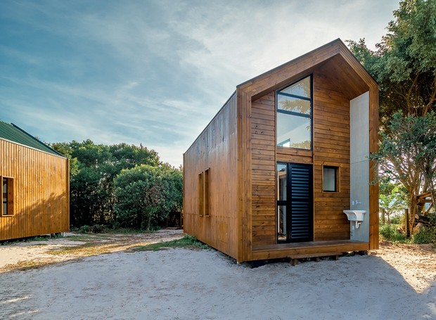 Casa MOD Houses tem 54 m² com ambientes integrados e espaço para lavanderia na fachada dos fundos (Foto: Caleb Ribeiro / Divulgação)