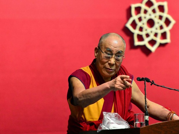 Líder espiritual tibetano discursa durante cerimônia de inauguração do Centro para prática de ioga em Bangalore, na Índia, na segunda-feira (7) (Foto: Manjunath Kiran / AFP)
