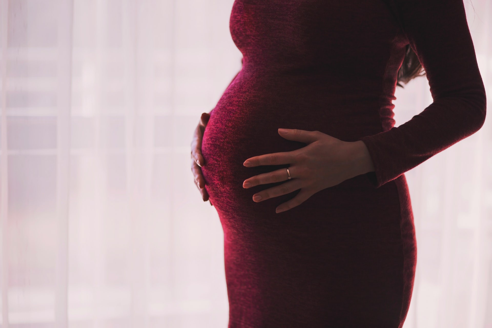 Estudo investiga como corpo humano evoluiu para facilitar (ou não) o parto (Foto: freestocks/Unsplash)