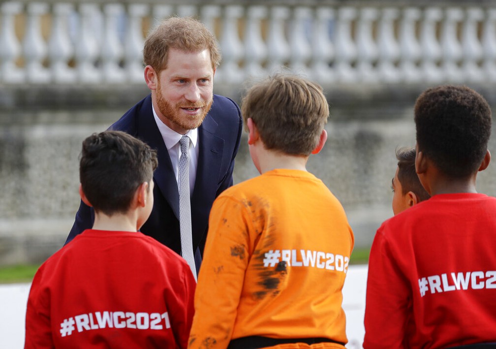 Príncipe Harry cumprimenta crianças no Palácio de Buckingham , em 16 de janeiro de 2020 — Foto: Kirsty Wigglesworth/AP