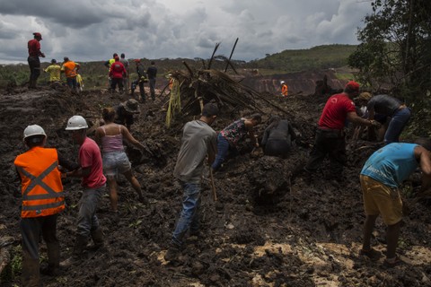 Moradores de Brumadinho vasculham áreas atingidas em busca de vítimas. Fotos: Lalo de Almeida/Ed.Globo