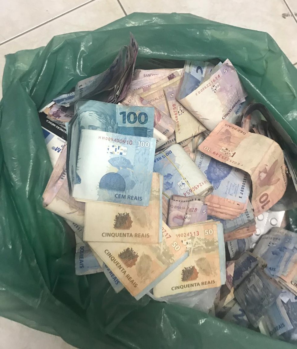 Saco de dinheiro foi apreendido em farmácia clandestina, no Recife — Foto: Polícia Civil/Divulgação 