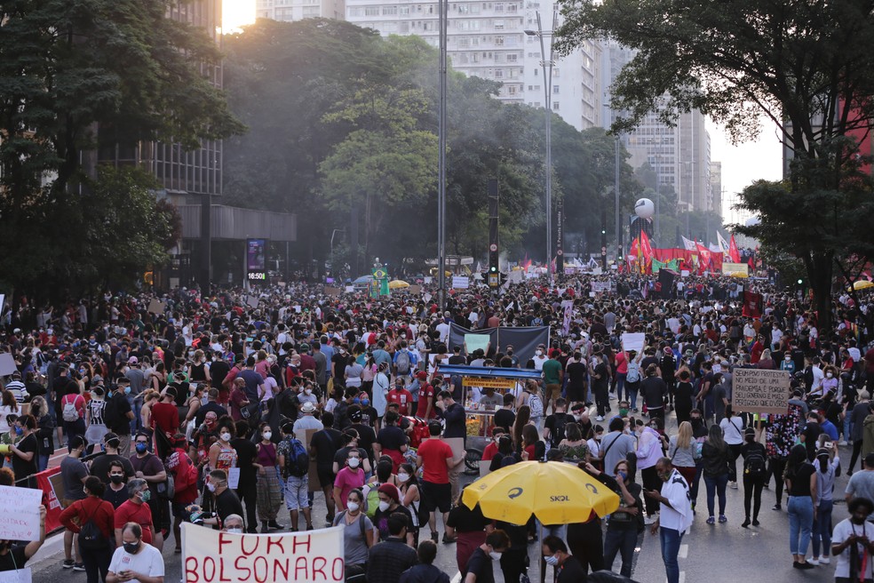 Ato contra o presidente Jair Bolsonaro na Avenida Paulista, em São Paulo, neste sábado (29). — Foto: LEO ORESTES/FRAMEPHOTO/FRAMEPHOTO/ESTADÃO CONTEÚDO