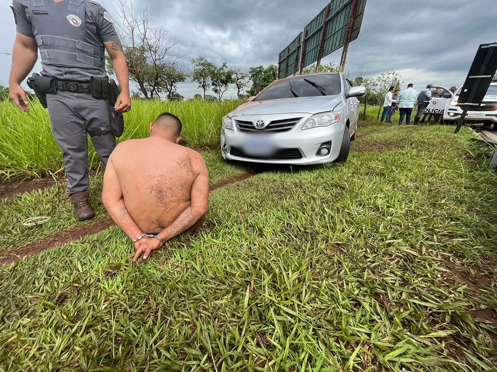 Suspeito de roubar praça de pedágio em Batatais foi preso após bater carro em Ribeirão Preto — Foto: Naiana Kennedy/CBN Ribeirão