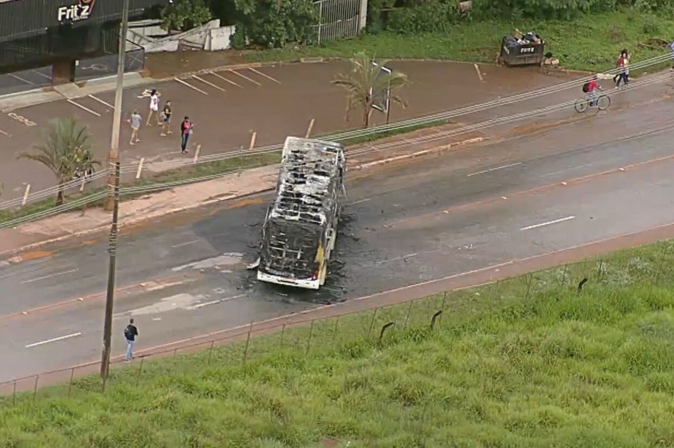 Manifestantes incendiaram ônibus em São Sebastião, no DF — Foto: TV Globo/Reprodução