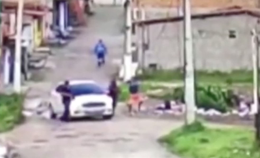 Câmera de segurança flagra PM ao atirar e matar jovem no Recôncavo Baiano; versão da polícia contradiz imagens — Foto: Reprodução/TV Subaé