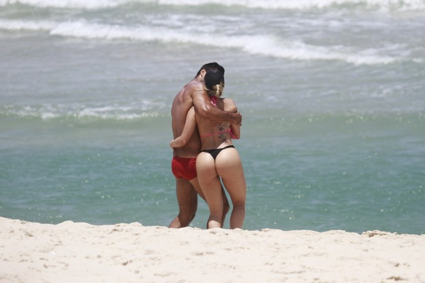 Aryane Steinkopf e Beto Malfacini na praia do Grumari, RJ (Foto: Dilson Silva / Agnews)