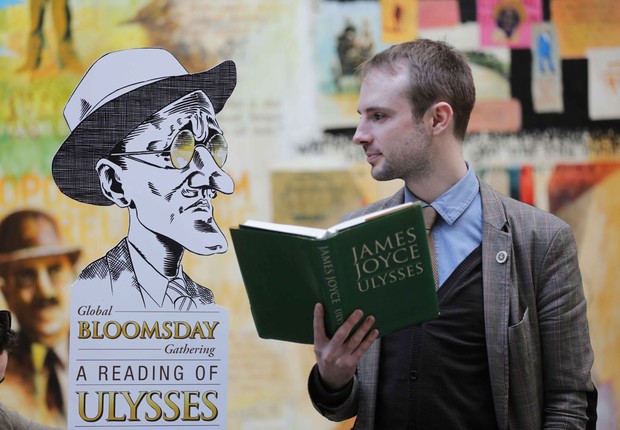 Admiradores do escritor irlandês James Joyce e de sua obra celebram o Bloomsday em Dublin, na Irlanda (Foto: Divulgação)
