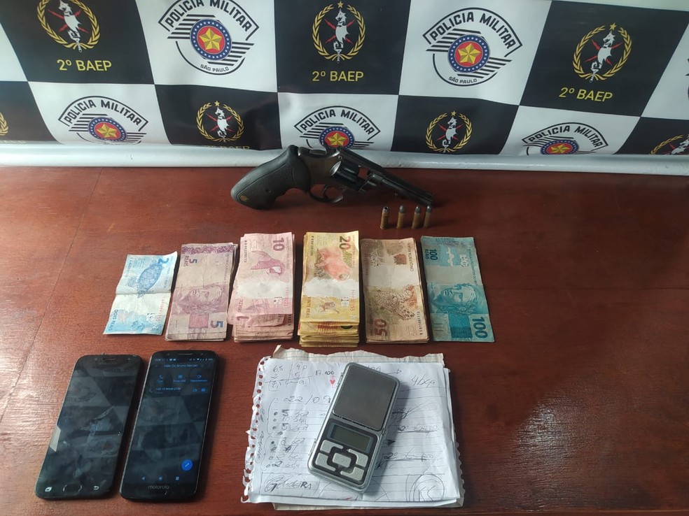 Dinheiro, celulares, arma e anotações foram apreendidas e encaminhadas para a Delegacia Sede de Iguape — Foto: Divulgação/Polícia Militar