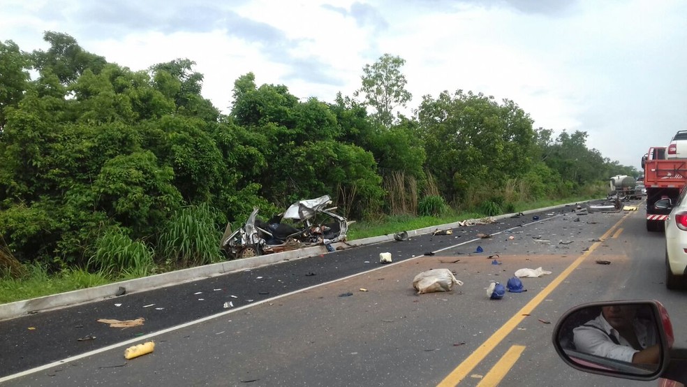 Batida entre carro e caminhão foi registrada na BR-153, perto de Rio dos Bois (Foto: Divulgação)