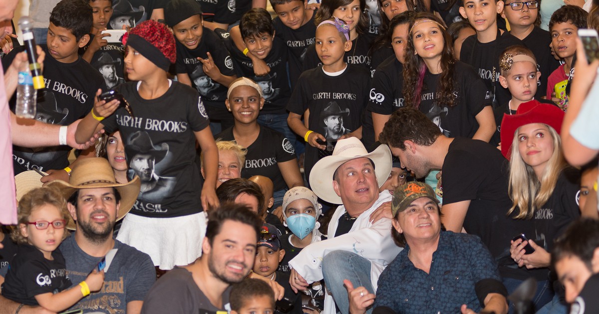 G1 - Garth Brooks conquista a arena e vai às lágrimas na Festa de