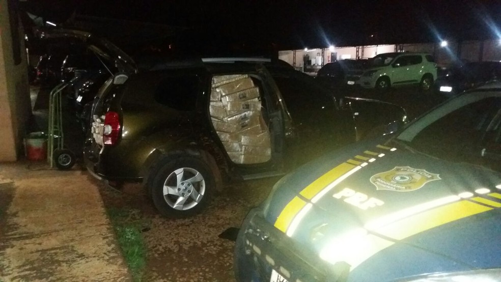 Veículo apreendido em Campo Grande (MS) estava abarrotado até o teto com tabletes de maconha (Foto: PRF/Divulgação)