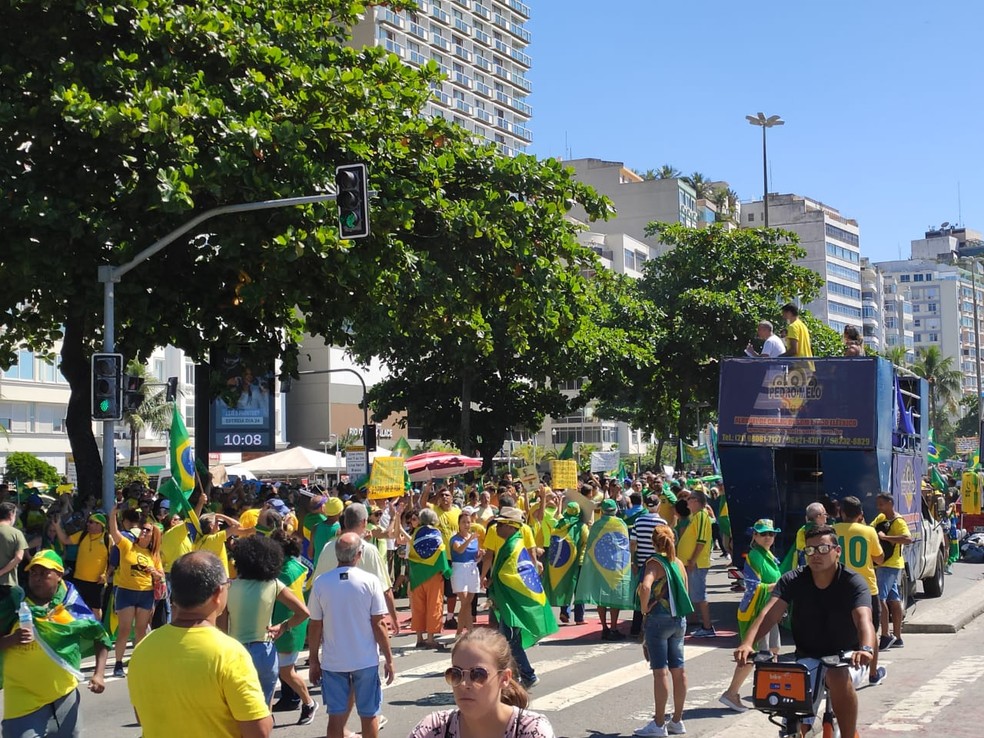 Manifestantes fazem ato a favor do governo no Rio — Foto: José Raphael Berredo