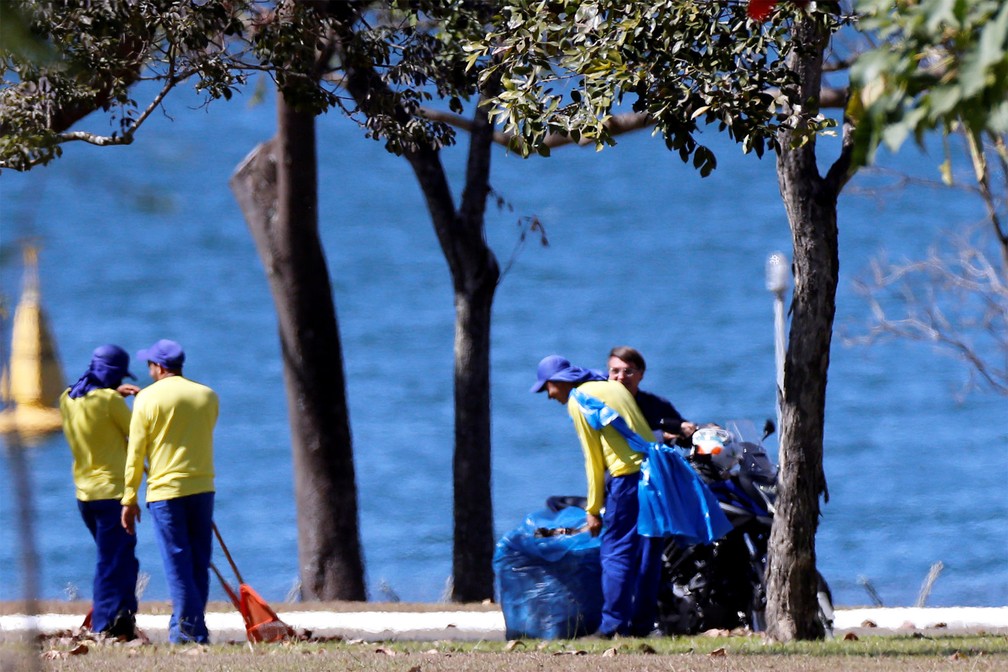 Bolsonaro passeia de moto e conversa sem máscara com garis no ...