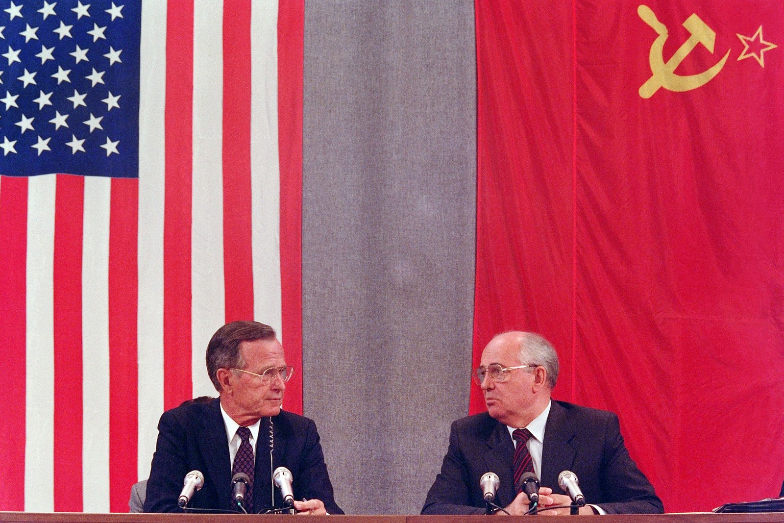 Em 1991, o então presidente dos EUA, George Bush (esquerda), e o presidente soviético, Mikhail Gorbachev, durante conferência de imprensa, em Moscou, concluindo a Cúpula EUA-Soviética dedicada ao desarmamento. — Foto: MIKE FISHER / AFP