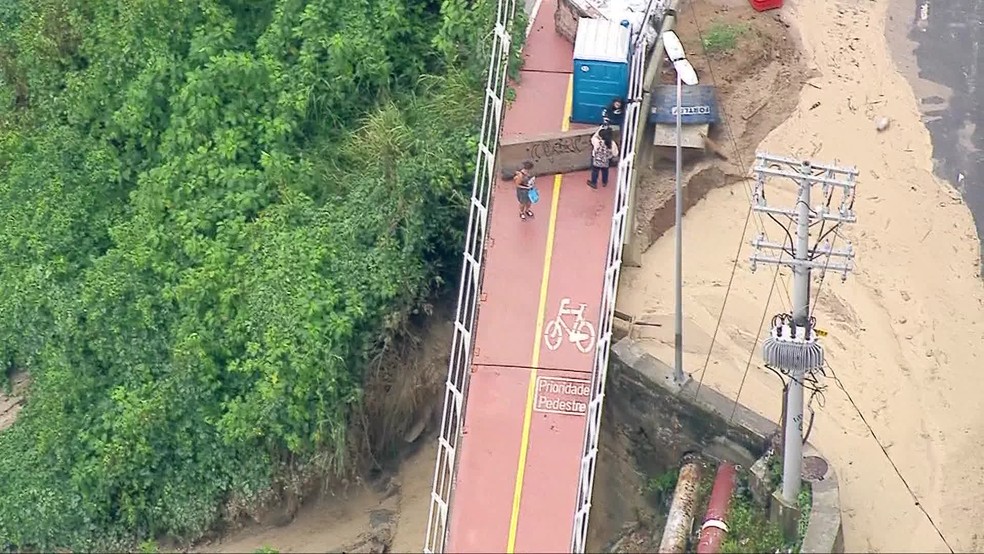 Ciclovia Tim Maia está interditada, mas pedestres pulam barreira e transitam pelo local na manhã desta quinta (16) — Foto: Reptodução / TV Globo
