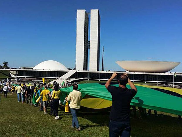 Manifestantes chegam ao Congresso Nacional para protocolar pedido de impeachmente da presidente Dilma Rousseff (Foto: Isabella Calzolari/G1)