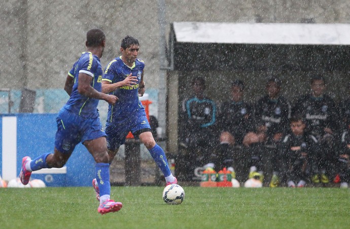 Após vitória, reservas do Grêmio participam de coletivo sob temporal