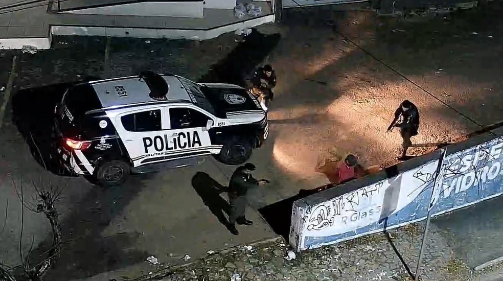 Policiais prendem dupla flagrada em 'conduta suspeita' e escondida atrás de muro em Fortaleza — Foto: Divulgação