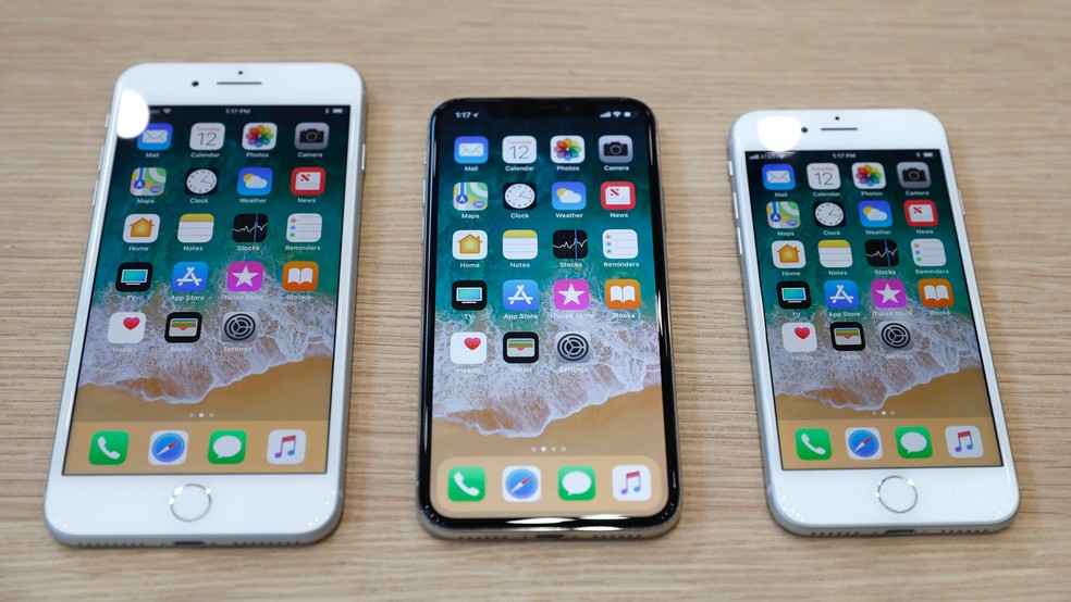 iPhone 8 Plus (esquerda) e iPhone 8 (direita) estão entre os bens declarados pelos candidatos nas eleições de 2018 ao TSE — Foto: Stephen Lam/Reuters