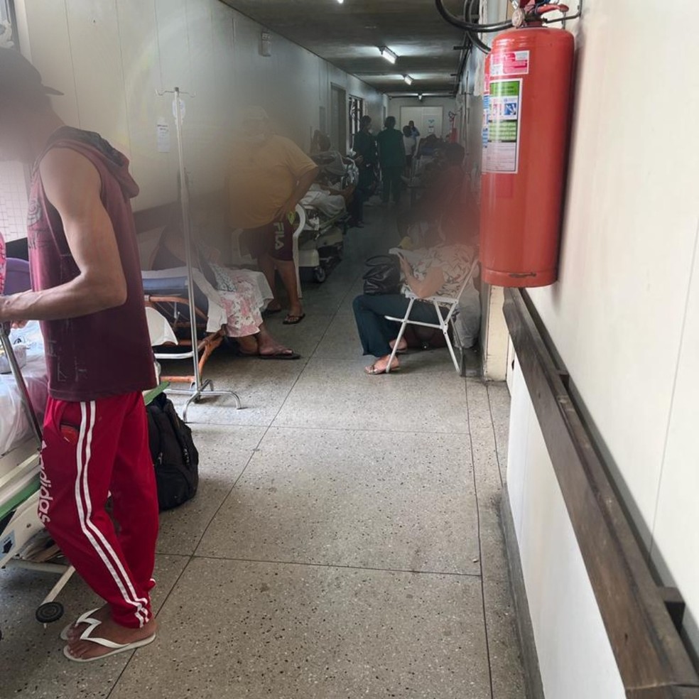 De acordo com o Sindsaúde, 80 pacientes aguardavam nos corredores do Walfredo Gurgel na tarde desta quarta-feira — Foto: Cedida