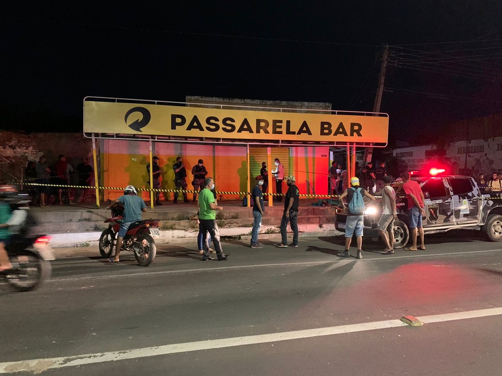 Vítima foi esfaqueada após discutir com outro homem no bar em Teresina — Foto: Laura Moura/g1 PI
