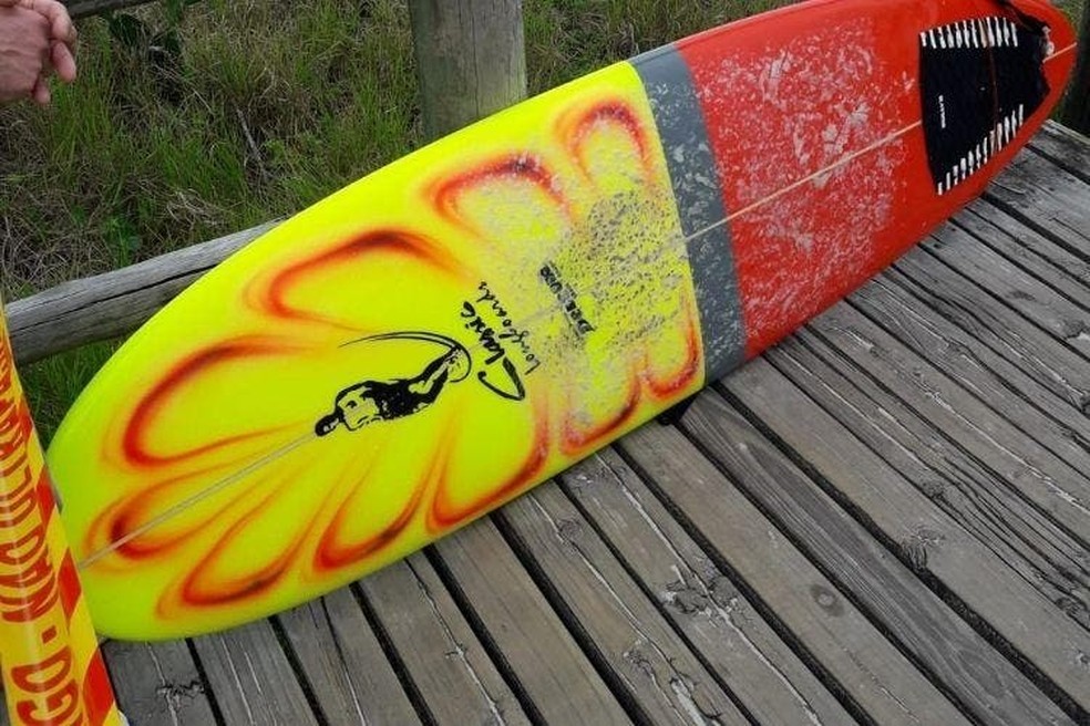 Surfista tinha 57 anos e surfava na praia dos Ingleses, no Norte da Ilha de SC — Foto: Corpo de Bombeiros/Divulgação.