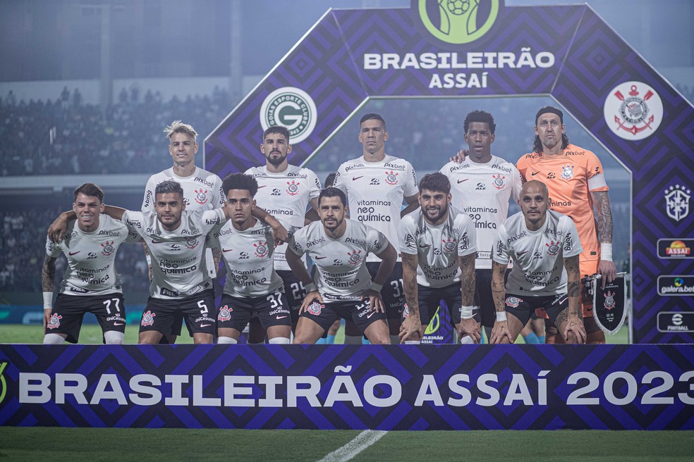 Time do Corinthians antes de jogo contra o Goiás — Foto: Heber Gomes/AGIF