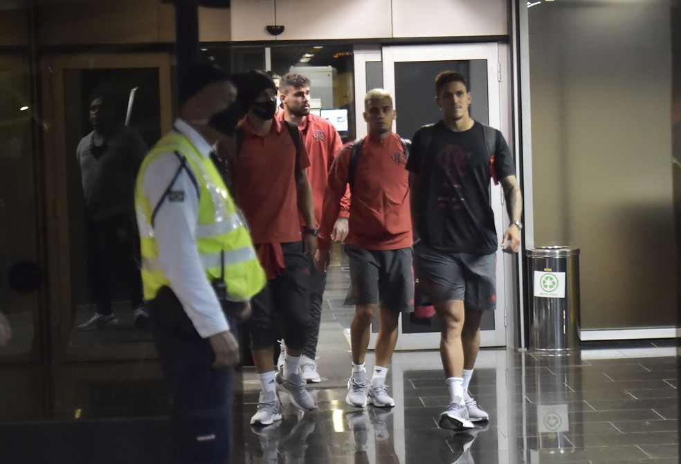 David Luiz, Andreas e Pedro no desembarque do Flamengo &mdash; Foto: Andr&eacute; Dur&atilde;o/ge