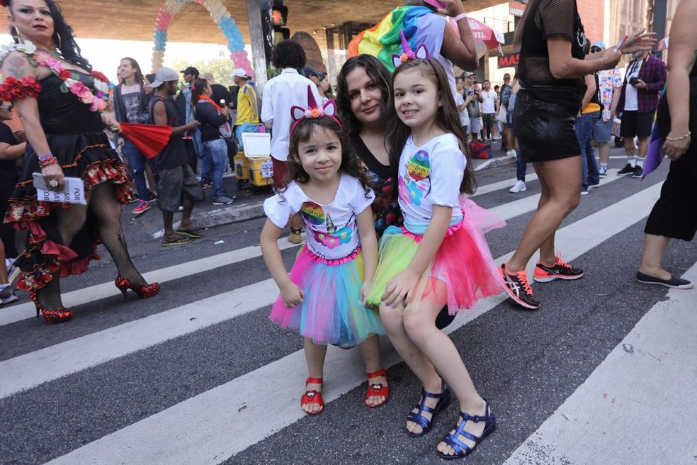 Juliana Silva, de 34 anos, veio com as filhas Rubia, de 6 anos, e Kiara, de 3 anos. — Foto: Celso Tavares/G1