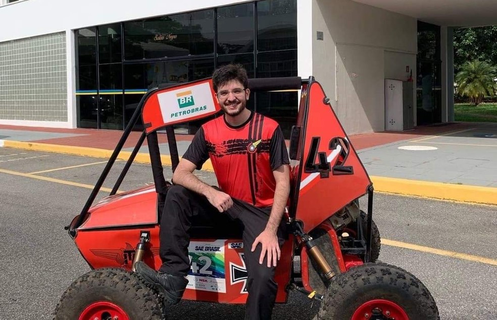 Manoel José posando com carro construído por alunos do ITA para representar a instituição em competições estudantis. — Foto: Arquivo pessoal