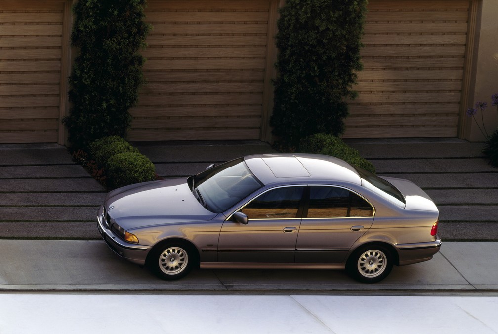 BMW Série 5 de 1996 tem o mesmo tamanho do novo Série 3 — Foto: Divulgação