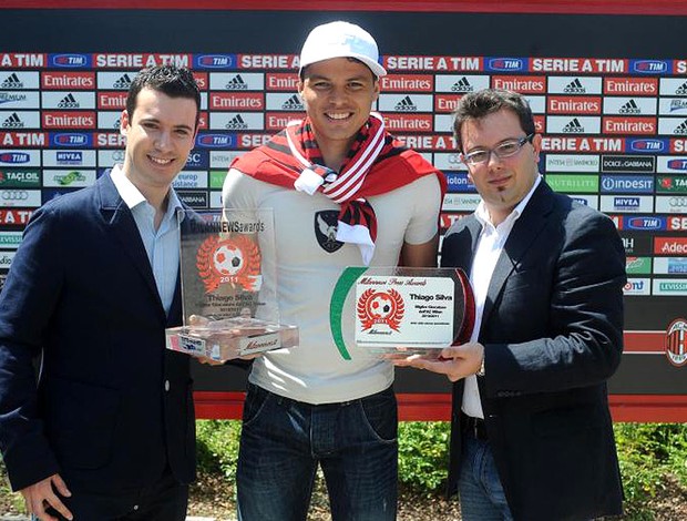 Thiago Silva recebe prêmios na Itália (Foto: Divulgação)