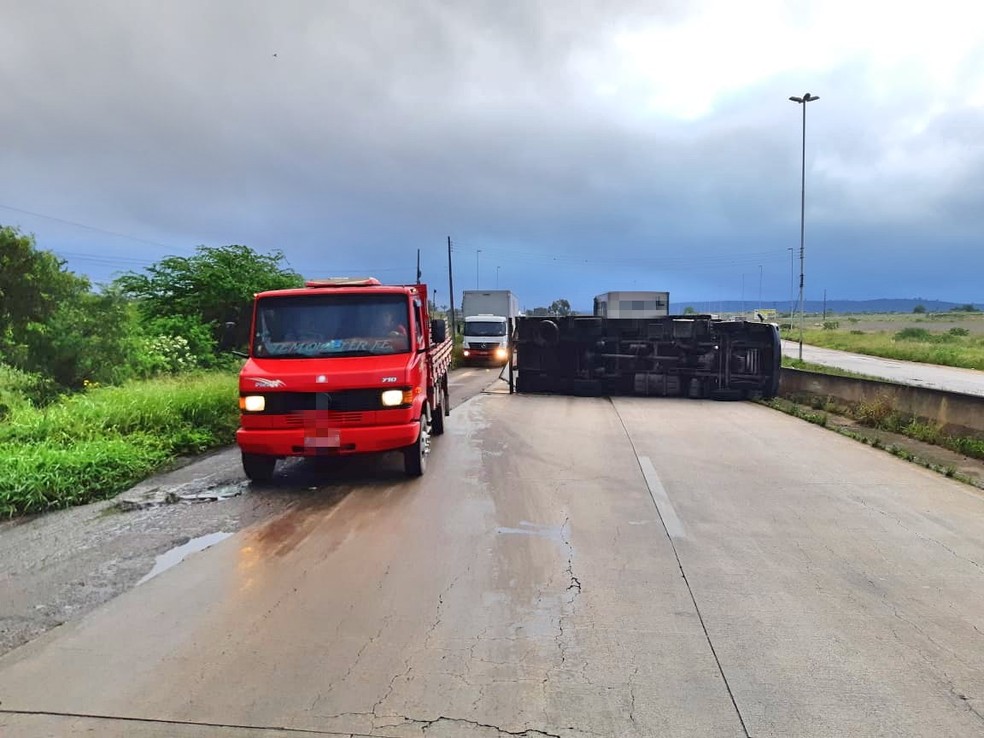 CaminhÃ£o estava transportando remÃ©dios que foram transferidos para outro veÃ­culo â Foto: PRF/DivulgaÃ§Ã£o