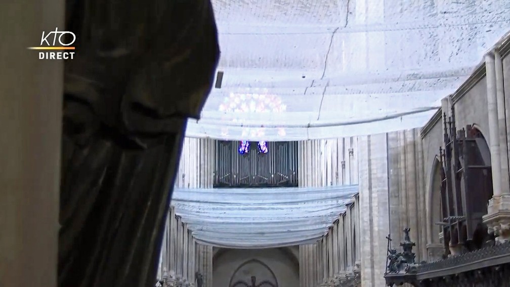 Interior da Catedral de Notre-Dame de Paris, dois meses após o incêndio que a destruiu parcialmente — Foto: Reprodução/KTOTV