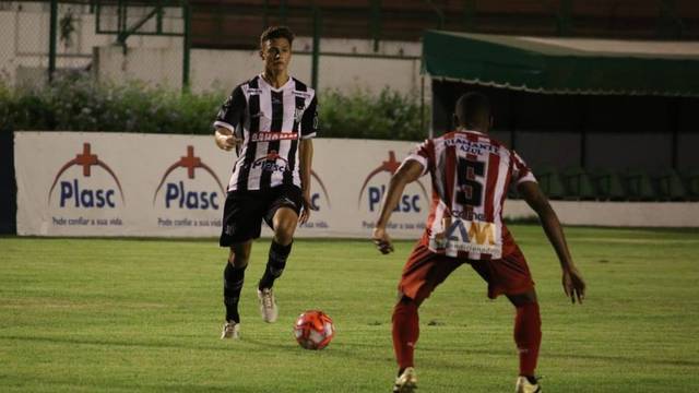 Fluminense e Galo fazem jogo movimentado, mas não tiram o zero do placar