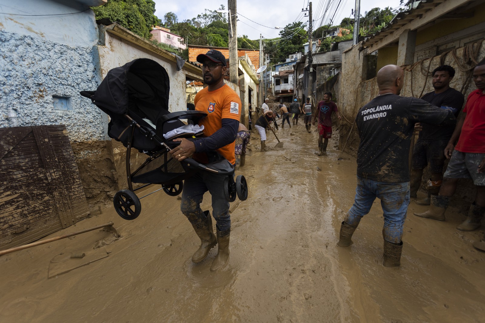 Moradores tentam salvar pertences de suas casas após deslizamento de terra no bairro Itatinga, em São Sebastião — Foto: Maria Isabel Oliveira / Agência O Globo