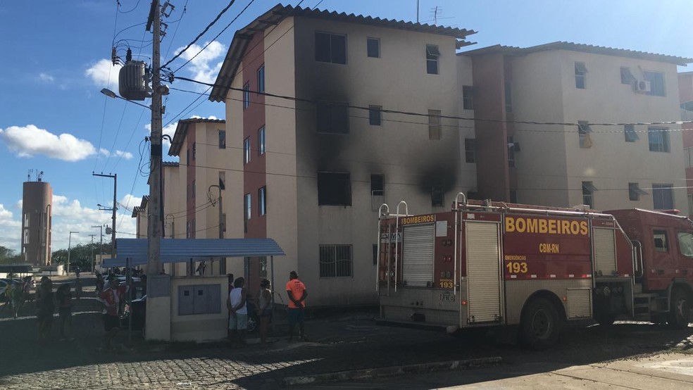 Incêndio atingiu apartamento em Parnamirim — Foto: Heloísa Guimarães/Inter TV Cabugi