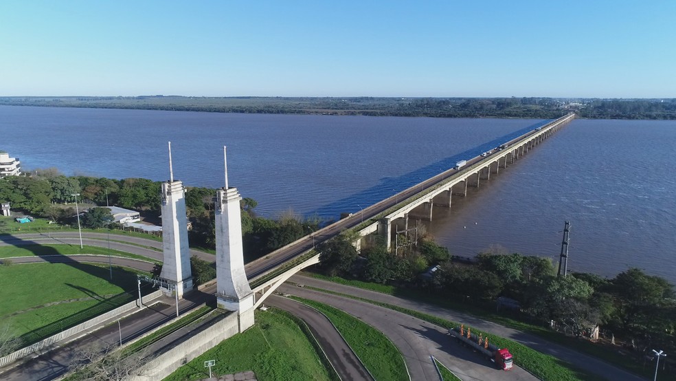 Imagens da ponte que liga o RS até a Argentina — Foto: RBS TV/Reprodução