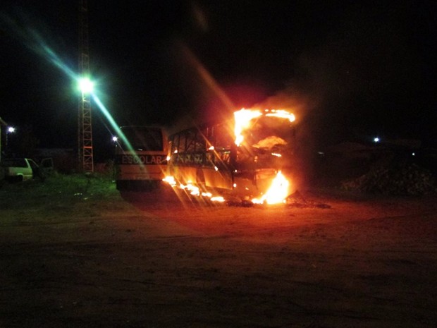 Em Pendências, ônibus foi totalmente destruído pelas chamas (Foto: Francisco Coelho/Focoelho.com)