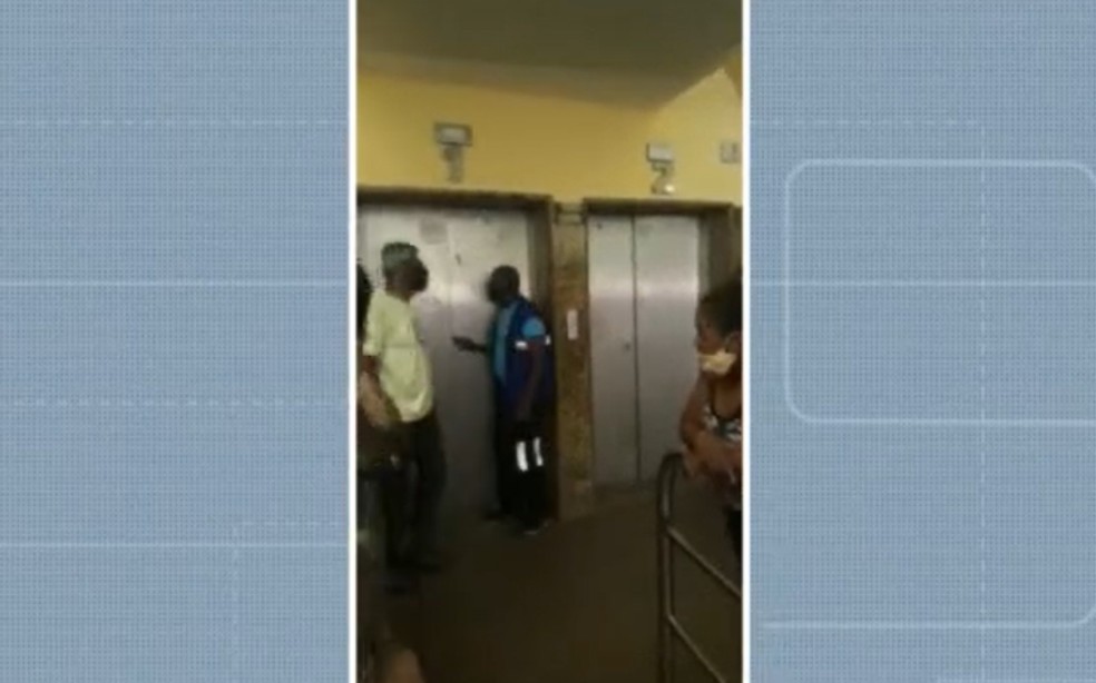 Cabine apresentou falha e passageiros ficaram presos no Elevador Lacerda — Foto: Reprodução/TV Bahia