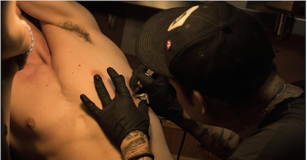 A sessão de tatuagem do irmão de Nicola Peltz (Foto: Instagram)