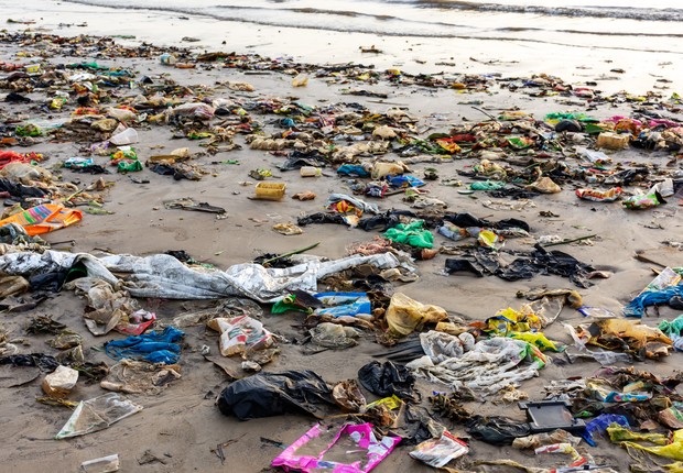 plástico, oceano, praia, mar, sujo, lixo, lixeira, esgoto, meio ambiente (Foto: Getty Images)