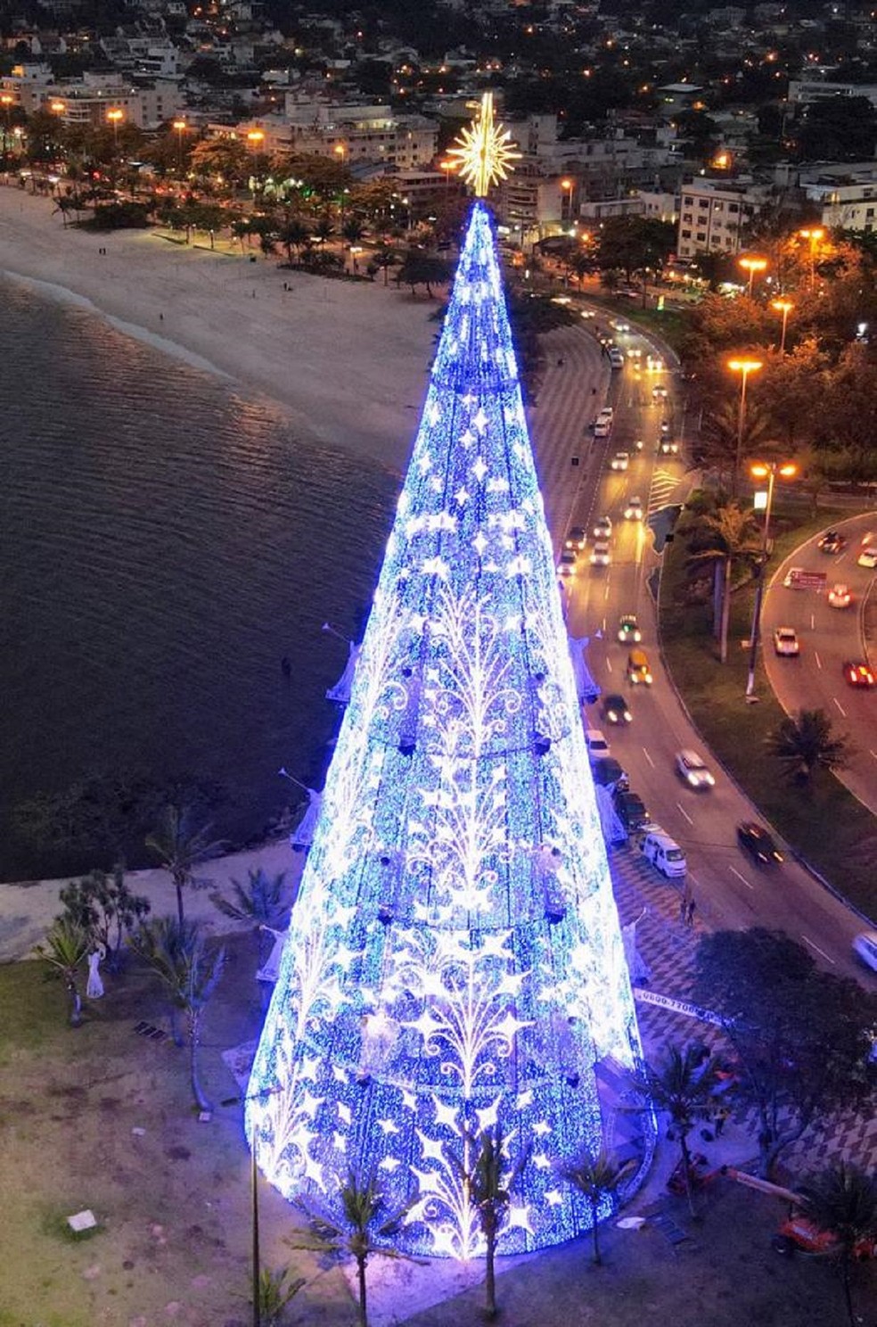 Niterói também ganhou Árvore de Natal de 54 metros com show de luzes na Praça do Rádio Amador, em São Francisco  — Foto: Divulgação