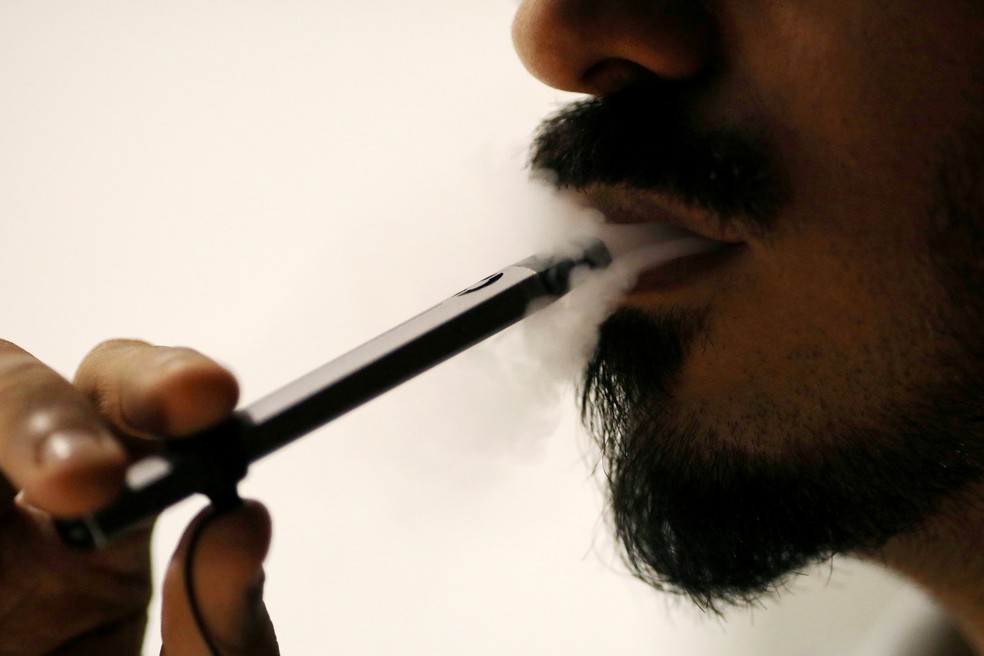 UsuÃ¡rio de cigarro eletrÃ´nico; doenÃ§a pulmonar nÃ£o identificada estÃ¡ ligada ao produto â€” Foto: Christopher Pike/Reuters