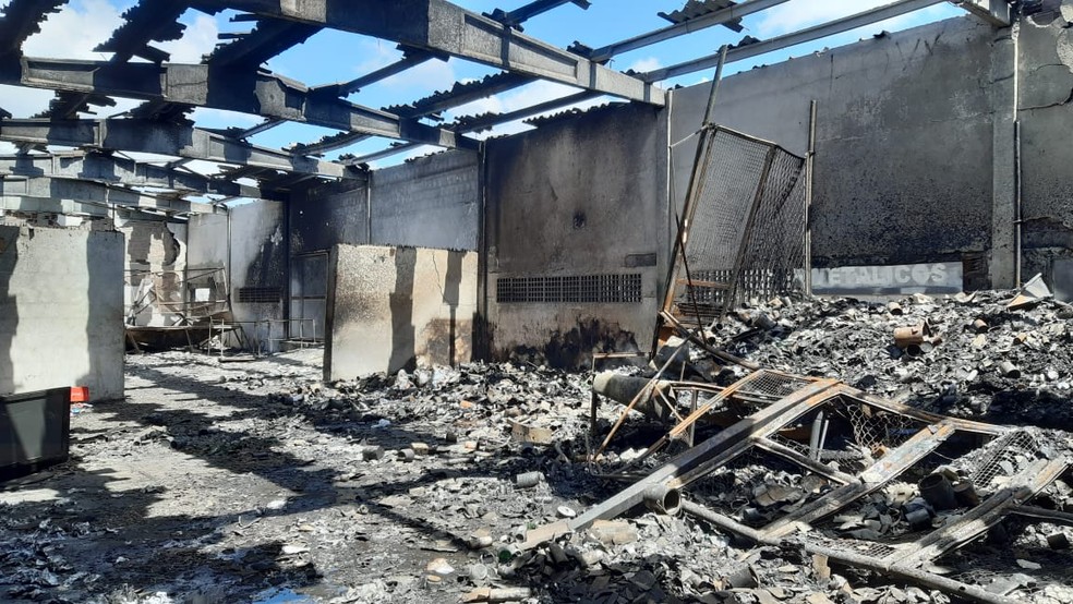 Galpão de cooperativa de reciclagem ficou destruído após incêndio em Natal — Foto: Sérgio Henrique Santos/Inter TV Cabugi